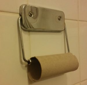 Foto van een lege wc rol als illustratie voor economische crisis Leeg wc rolletje