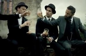 In beeld drie heren met bolhoed proostend met een glas whisky in de hand Storytelling In Whiskeyreclame