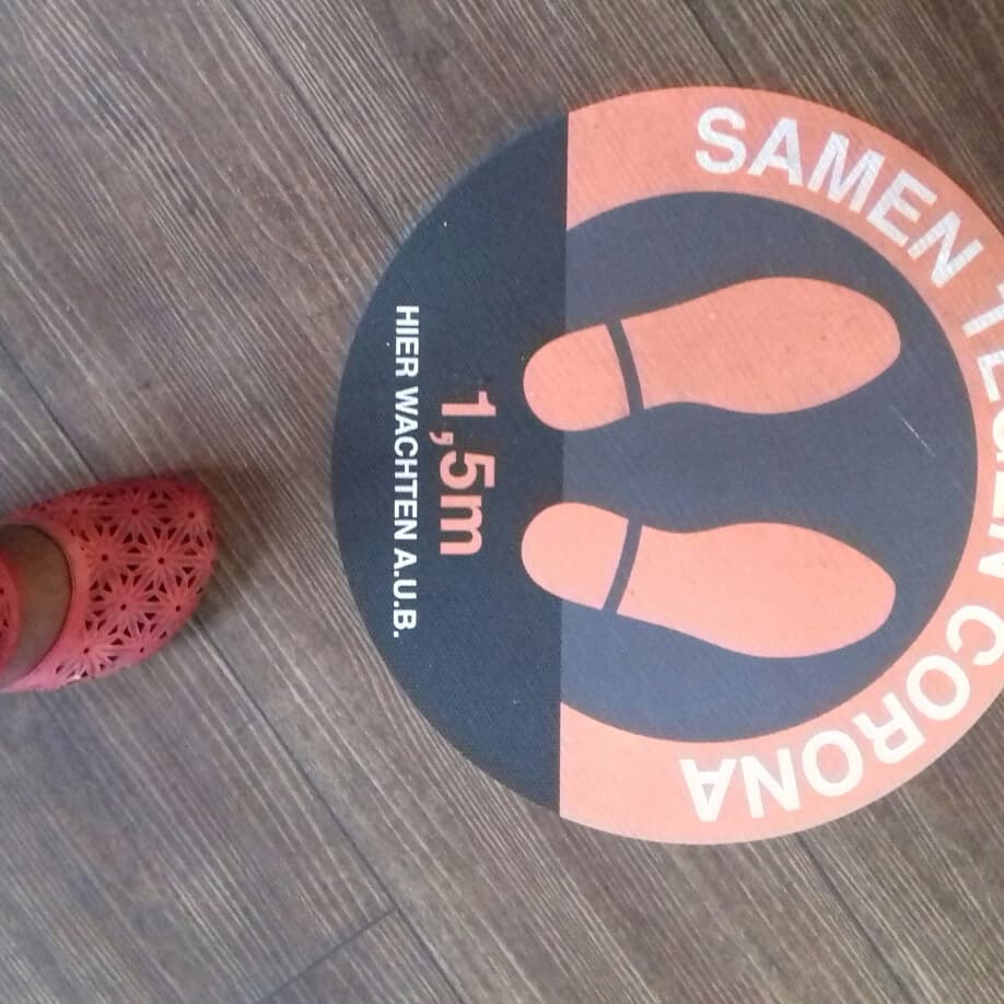 Vloersticker tijdens corona: 1 komma 5 meter