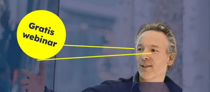 De ogen van de persoon op de foto kijken naar links waar een gele sticker met daarop de woorden Gratis Webinar staan. Op de foto hulplijntjes richting de sticker die op de gepubliceerde foto er natuurlijk niet op staan.