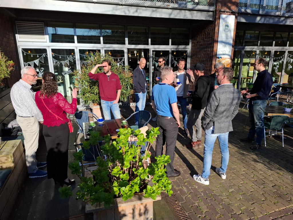 Op het terras van het Bakkerscafé Brood op de Plank tijdens Open Coffee Nijmegen.