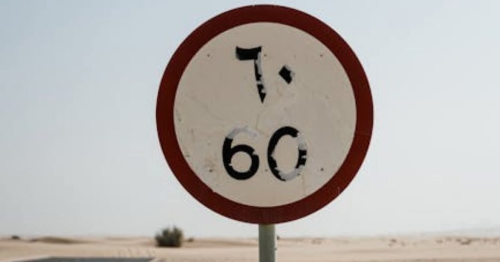 Verkeersbord met in onduidelijke cijfers het getal 60.